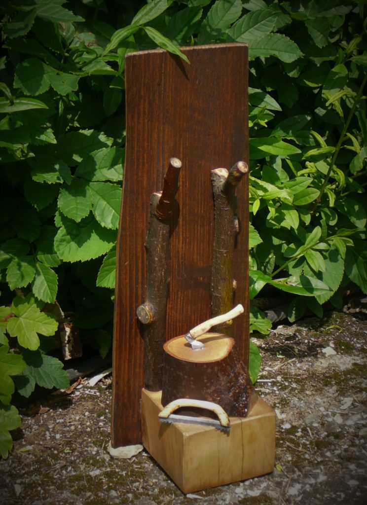 Věšák na klíče s pařezem a miniaturní pilou a sekerou